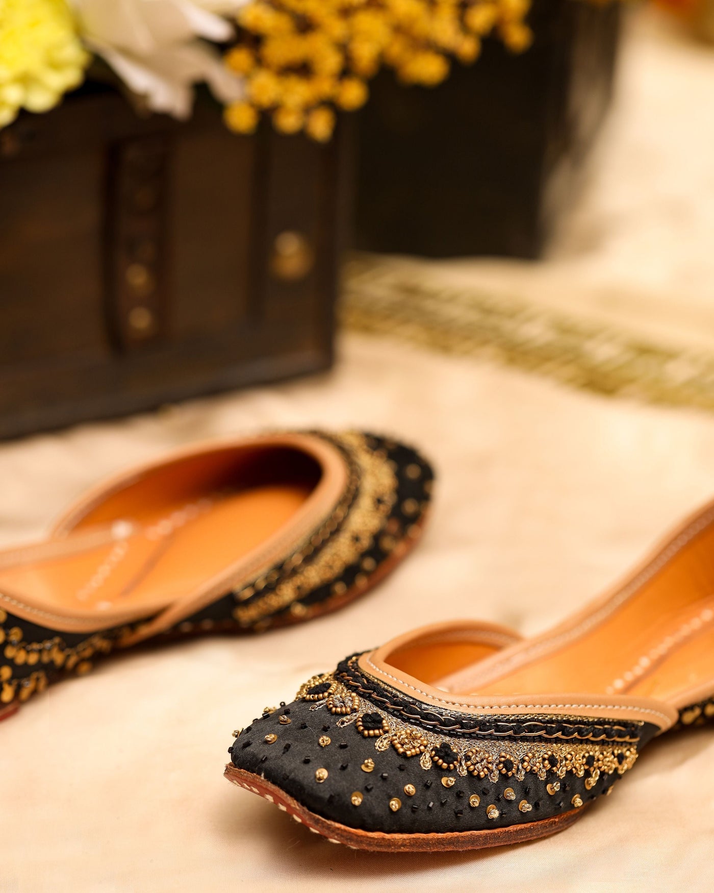 Black Golden Beats Handcrafted Jutti