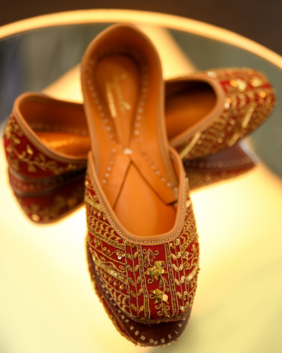 Gleaming Handcrafted Jutti