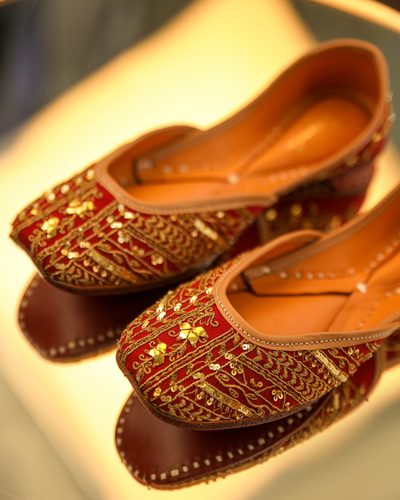 Gleaming Handcrafted Jutti