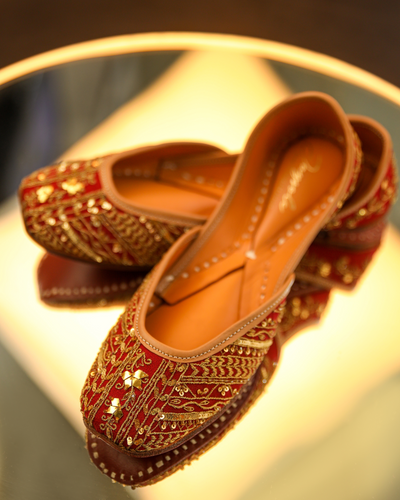 Gleaming Handcrafted Jutti
